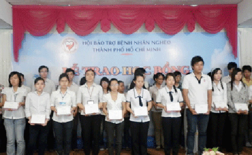 Tặng 20.000 USD cho sinh viên nghèo hiếu học 